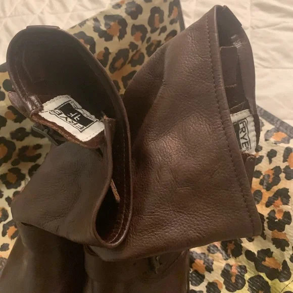 FRYE BURGUNDY BROWN BOOTS. - Picture 3 of 6